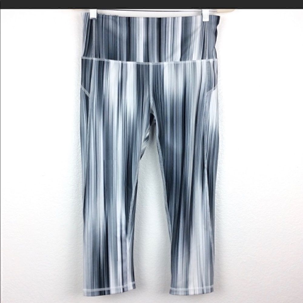 Reebok white blue stripe workout capri pants leggings Dri-fit medium‎